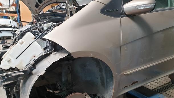 Foto: KOTFLÜGEL LINKS eines Mercedes-Benz A 180 CDI