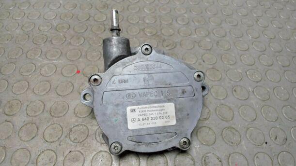 Foto: VAKUUMPUMPE / UNTERDRUCKPUMPE eines Mercedes-Benz A 180 CDI