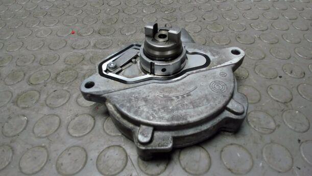 Foto: VAKUUMPUMPE / UNTERDRUCKPUMPE eines Mercedes-Benz A 180 CDI
