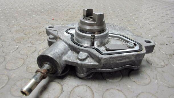 Foto: VAKUUMPUMPE / UNTERDRUCKPUMPE eines Mercedes-Benz A 180 CDI