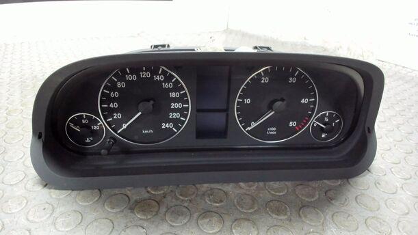 Foto: TACHOEINHEIT / KOMBIINSTRUMENT eines Mercedes-Benz A 180 CDI