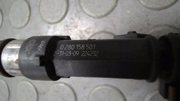 Foto: KRAFTSTOFFVERTEILERROHR/ EINSPRITZDÜSEN eines Opel Corsa 1.2 16V