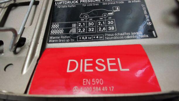 Foto: TANKKLAPPE / TANKDECKEL eines Mercedes-Benz A 180 CDI