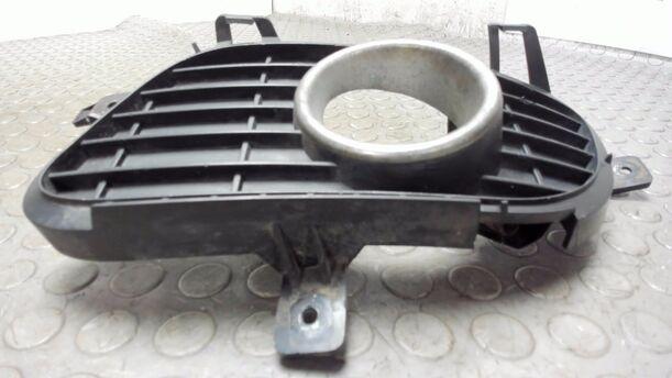 Foto: BLENDE NEBELSCHEINWERFER LINKS eines Mercedes-Benz A 180 CDI