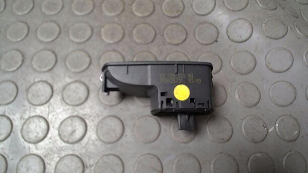 Foto: FENSTERHEBERSCHALTER eines Opel Corsa 1.2 16V