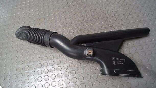 Foto: LUFTANSAUGSTÜCK/ RESONATOR eines Opel Corsa 1.2 16V