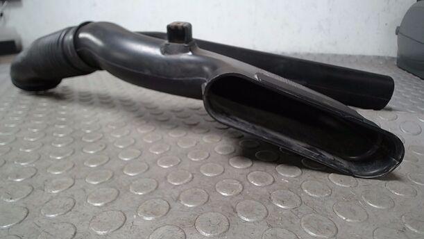 Foto: LUFTANSAUGSTÜCK/ RESONATOR eines Opel Corsa 1.2 16V