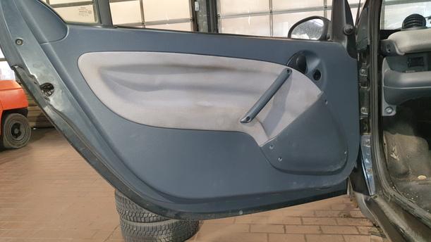 Foto: TÜR LINKS eines Smart smart cdi