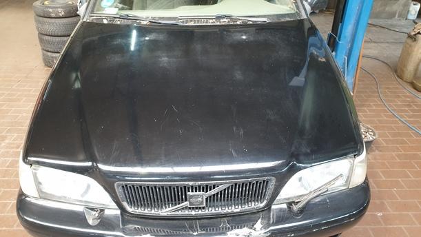 Foto: MOTORHAUBE eines Volvo C70 2.5T