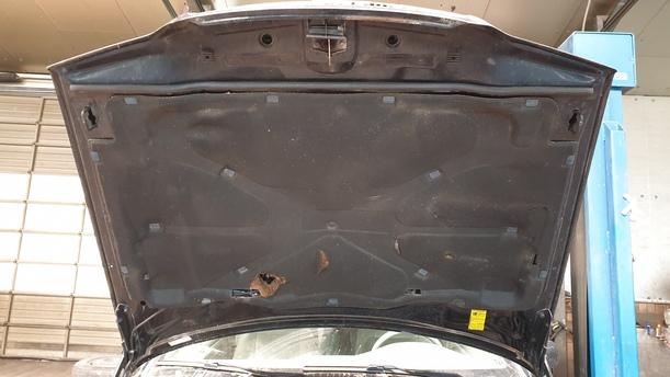 Foto: MOTORHAUBE eines Volvo C70 2.5T