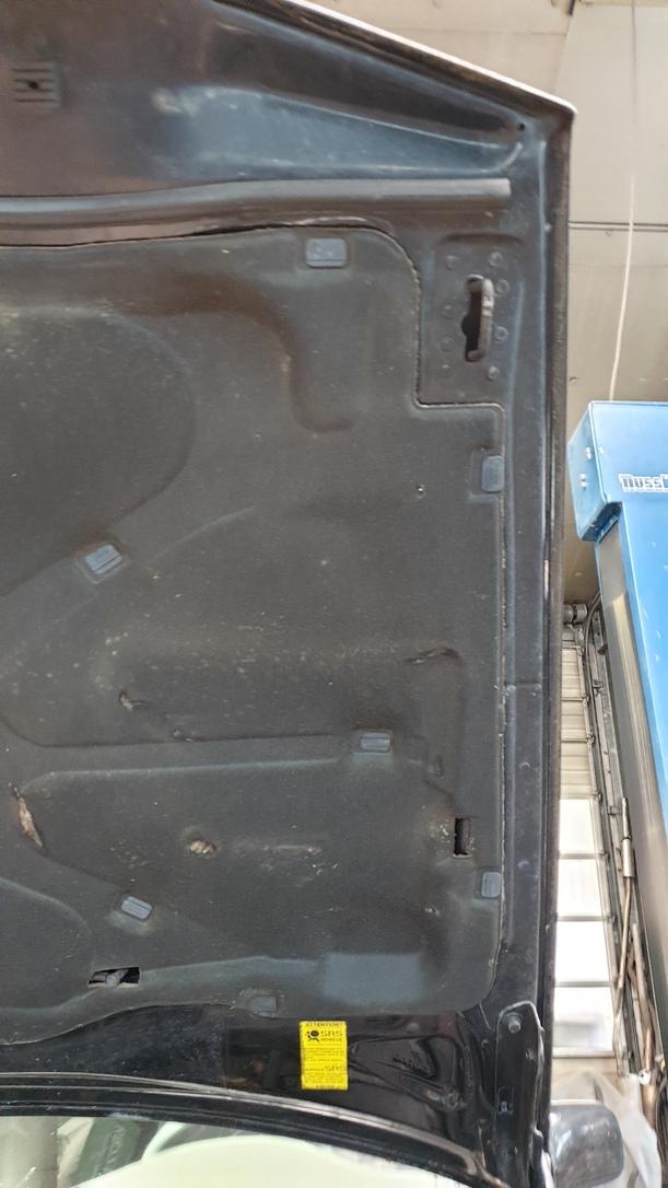 Foto: MOTORHAUBE eines Volvo C70 2.5T