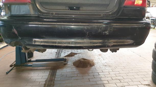 Foto: STOSSFÄNGER / STOßSTANGE HINTEN eines Volvo C70 2.5T