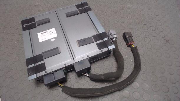 Foto: RADIOVERSTÄRKER / ENDSTUFE eines Volvo C70 2.5T