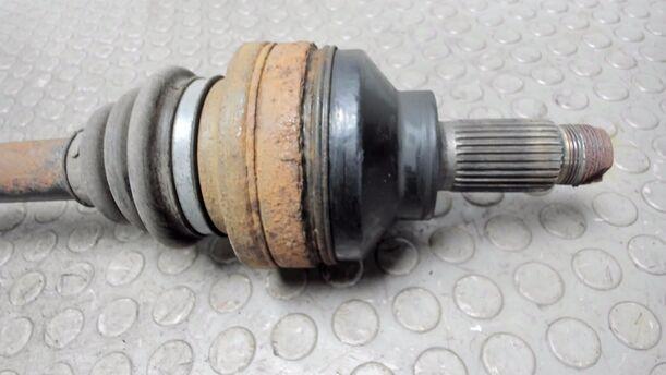 Foto: ANTRIEBSWELLE HINTEN LINKS ( AUTOMATIK ) eines BMW 525d touring