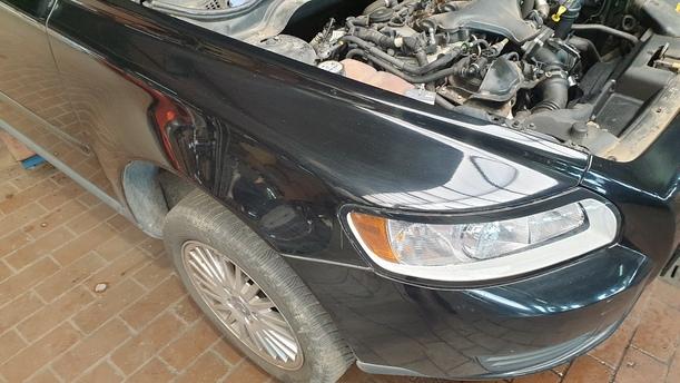 Foto: KOTFLÜGEL VORNE RECHTS eines Volvo V50 2.0D DPF CLX