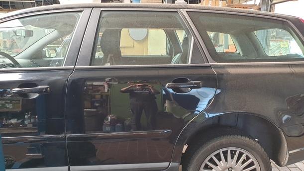 Foto: TÜR HINTEN LINKS eines Volvo V50 2.0D DPF CLX