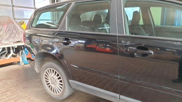 Foto: TÜR HINTEN RECHTS eines Volvo V50 2.0D DPF CLX