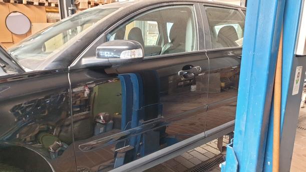 Foto: TÜR VORNE LINKS ( 4/5 TÜRER ) eines Volvo V50 2.0D DPF CLX
