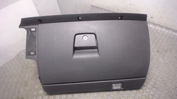 Foto: HANDSCHUFACH eines Volvo V50 2.0D DPF CLX (LX)