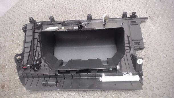 Foto: HANDSCHUFACH eines Volvo V50 2.0D DPF CLX (LX)