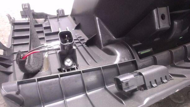 Foto: HANDSCHUFACH eines Volvo V50 2.0D DPF CLX (LX)
