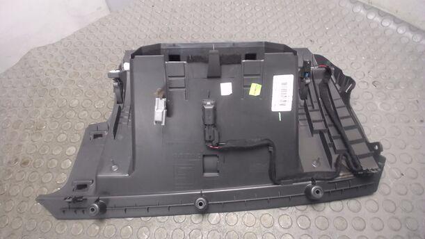Foto: HANDSCHUFACH eines Volvo V50 2.0D DPF CLX (LX)