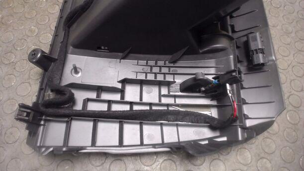 Foto: HANDSCHUFACH eines Volvo V50 2.0D DPF CLX (LX)