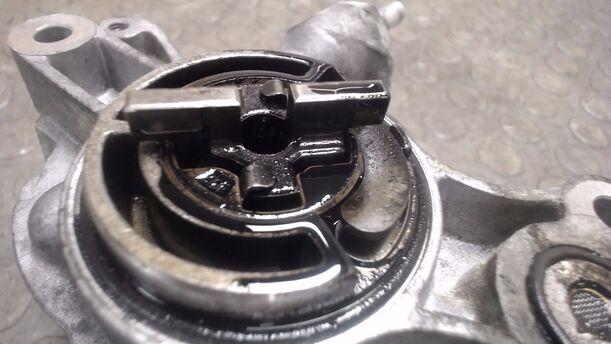 Foto: VAKUUMPUMPE ( BOSCH ) eines Volvo V50 2.0D DPF CLX (LX)