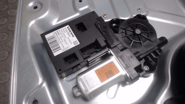 Foto: FENSTERHEBER ELEKTRISCH VORNE RECHTS eines Volvo V50 2.0D DPF CLX (LX)