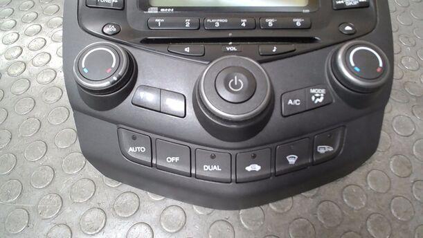 Foto: HEIZUNGSBETÄTIGUNG/ RADIOBEDIENUNG eines Honda Accord 2.2i-CTDi
