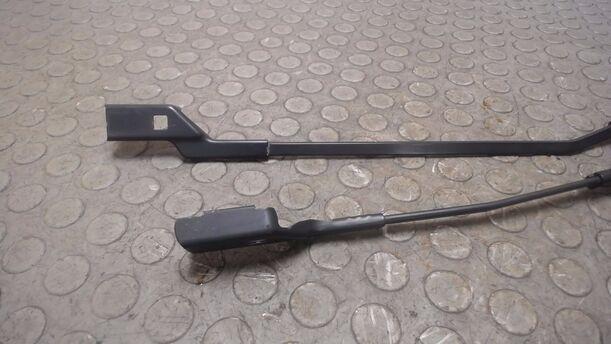 Foto: SCHEIBENWISCHERARME VORNE eines Volvo V50 2.0D DPF