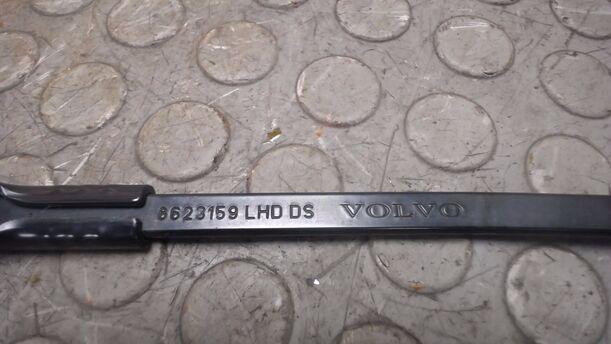 Foto: SCHEIBENWISCHERARME VORNE eines Volvo V50 2.0D DPF