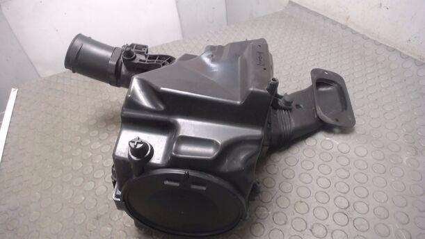 Foto: LUFTFILTERKASTEN eines Volvo V50 2.0D DPF CLX