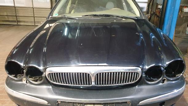 Foto: MOTORHAUBE eines Jaguar X-Type 2.0 Diesel CLX
