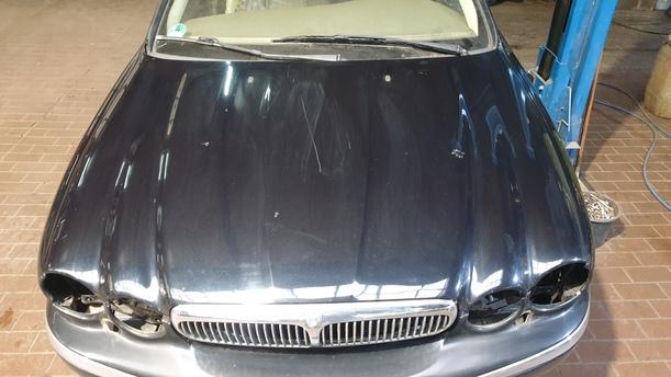 Foto: MOTORHAUBE eines Jaguar X-Type 2.0 Diesel CLX