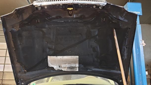 Foto: MOTORHAUBE eines Jaguar X-Type 2.0 Diesel CLX