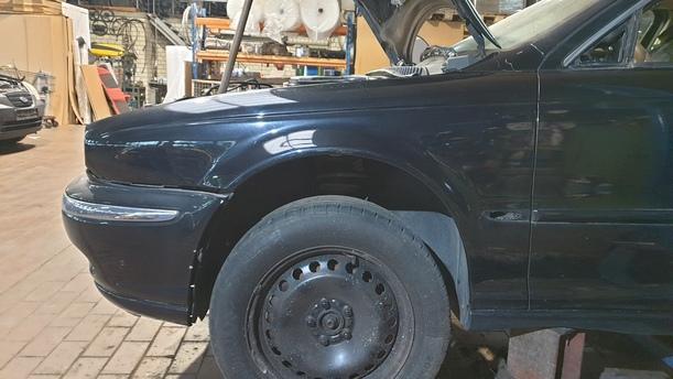 Foto: KOTFLÜGEL LINKS eines Jaguar X-Type 2.0 Diesel CLX