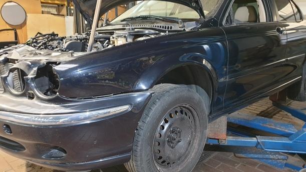 Foto: KOTFLÜGEL LINKS eines Jaguar X-Type 2.0 Diesel CLX