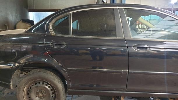 Foto: TÜR HINTEN RECHTS eines Jaguar X-Type 2.0 Diesel Trendline