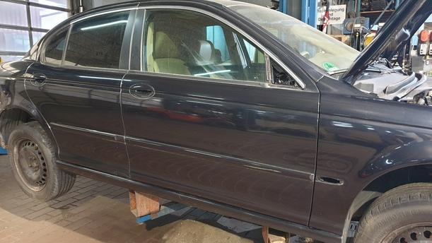 Foto: TÜR VORNE RECHTS eines Jaguar X-Type 2.0 Diesel Trendline