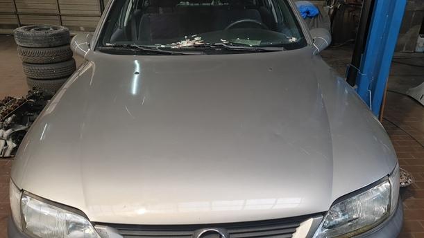 Foto: MOTORHAUBE eines Opel Vectra 1.6 Trendline