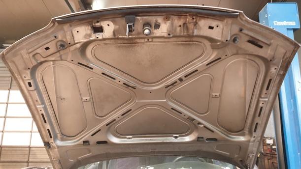 Foto: MOTORHAUBE eines Opel Vectra 1.6 Trendline