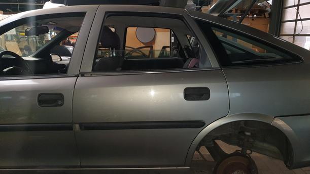 Foto: TÜR HINTEN LINKS eines Opel Vectra 1.6 Trendline