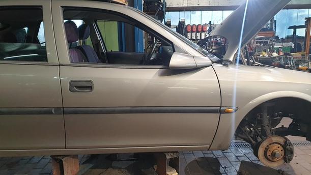 Foto: TÜR VORNE RECHTS eines Opel Vectra 1.6 Trendline