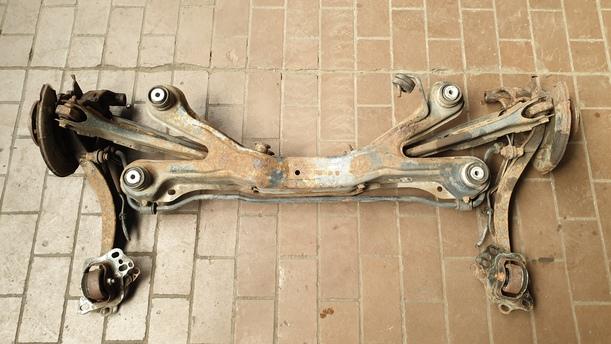 Foto: HINTERACHSTRÄGER / HINTERACHSE eines Opel Vectra 1.6 Trendline