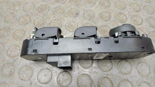 Foto: FENSTERHEBERSCHALTER eines Jaguar X-Type 2.0 Diesel Trendline