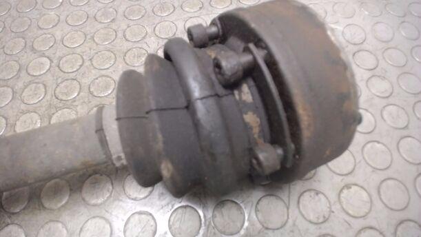 Foto: AANTRIEBSWELLe HINTEN LINKS eines Ford Sierra Turnier CLX