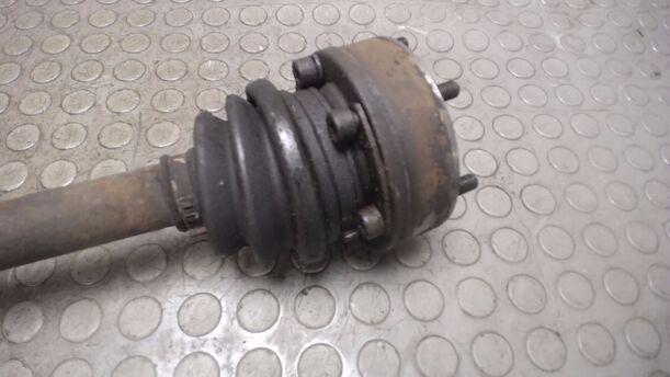 Foto: ANTRIEBSWELLE HINTEN LINKS eines Ford Sierra Turnier CLX