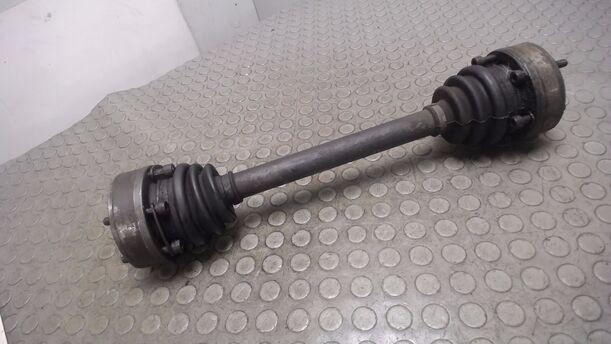 Foto: ANTRIEBSWELLE HINTEN LINKS eines Ford Sierra Turnier CLX