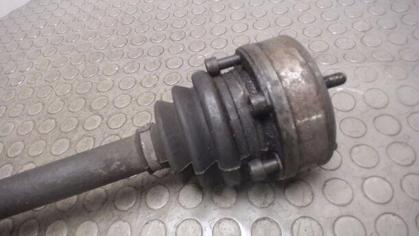Foto: ANTRIEBSWELLE HINTEN LINKS eines Ford Sierra Turnier CLX